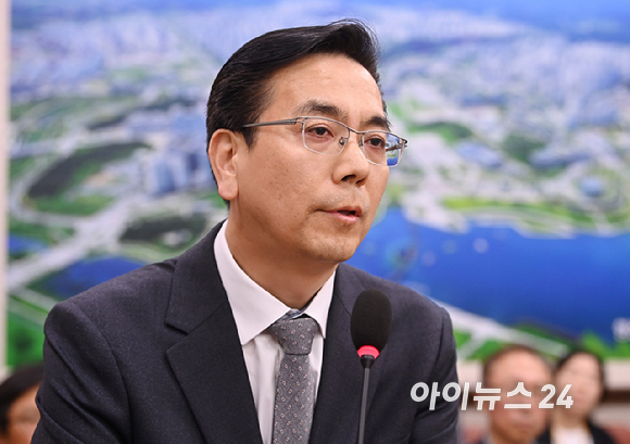 이한우 현대건설 대표이사가 20일 서울 여의도 국회 국토교통위원회에서 열린 GTX-A 삼성역 공사 현장 철근 누락 관련 현안 질의에서 의원 질의에 답변하고 있다. [사진=곽영래 기자]