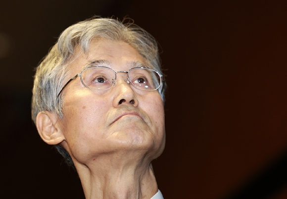 25일 서울 여의도 국회에서 열린 제429회국회(정기회) 제9차 본회의에서 '공인신고자 보호법 일부개정법률안에 대한 신속처리안건 지정동의의 건' 외 3건에 대한 가/부 투표 중 흘려서 기표한 표에 대해 우원식 국회의장과 여야 원내대표들이 유&middot;무효를 논하고 있다. [사진=정소희 기자]