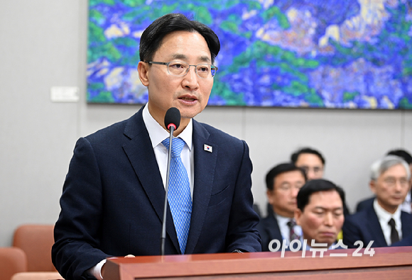 임광현 대통령 비서실장이29일 서울 여의도 국회 국회운영위원회에서 열린 대통령비서실, 국가안보실 등에 대한 국정감사에 출석해 인사말을 하고 있다. [사진=곽영래 기자]