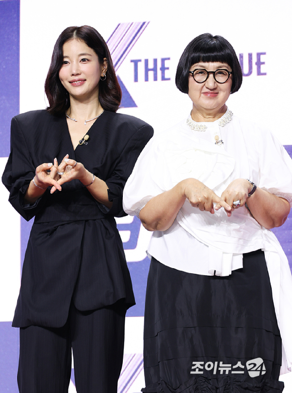 배우 기은세, 기업인 노희영, 그룹 소녀시대 티파니, 갓세븐 뱀뱀이 30일 오전 서울 마포구 상암동 큐브컨벤션센터에서 진행된 ENA 신규 예능프로그램 '엑스 더 리그(X THE LEAGUE)' 제작발표회에 참석해 포즈를 취하고 있다. [사진=문수지 기자]