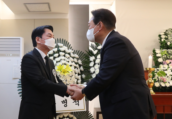 윤석열 대통령 당선인이 20일 저녁 서울 종로구 서울대병원 장례식장에 마련된 안철수 제20대 대통령직인수위원장 부친의 빈소를 찾아 조문을 한 뒤 안 위원장을 위로하고 있다. [사진=인수위 사진기자단]