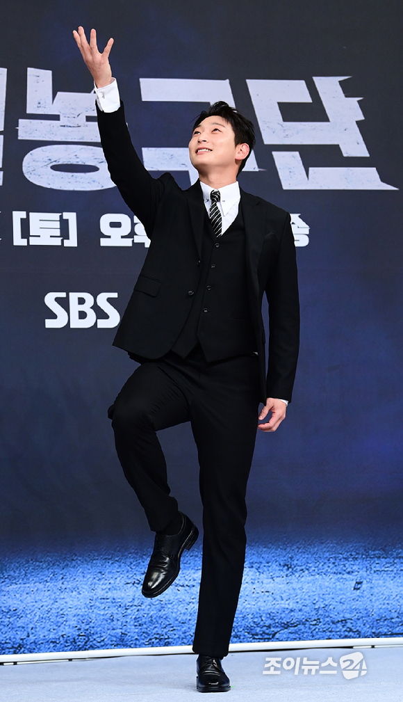 2AM 정진운이 26일 오전 서울 양천구 목동 SBS사옥에서 열린 SBS 새 예능프로그램 '열혈농구단' 제작발표회에 참석하고 있다. [사진=정소희 기자]