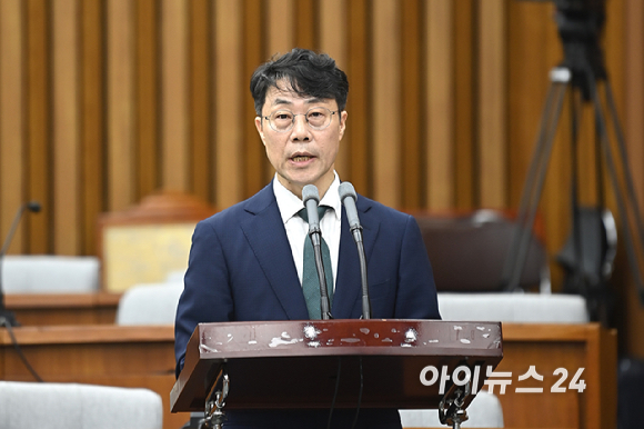 김성수 대법관 후보자가 14일 서울 여의도 국회에서 열린 제439회 국회(정기회) 대법관(김성수) 임명동의에 관한 인사청문특별위원회에서 인사말을 하고 있다. [사진=곽영래 기자]