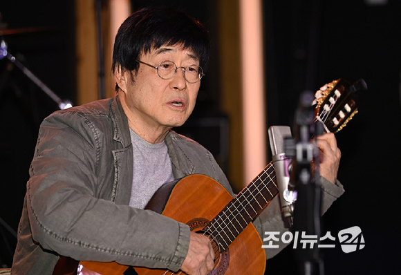 가수 김창완이 27일 서울 종로구 팡타개러지에서 열린 김창완밴드 싱글 'Seventy' 발매 기자간담회에서 무대를 선보이고 있다. [사진=곽영래 기자]