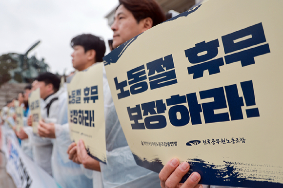 직장인 10명 중 4명에 가까운 비율이 노동절에도 유급휴무를 보장받지 못하고 있는 것으로 나타났다. [사진=연합뉴스]