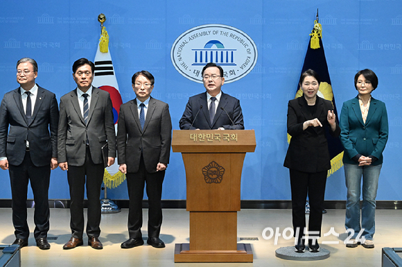 김부겸 전 국무총리가 30일 서울 여의도 국회 소통관에서 대구시장 출마를 선언하고 있다. [사진=곽영래 기자]