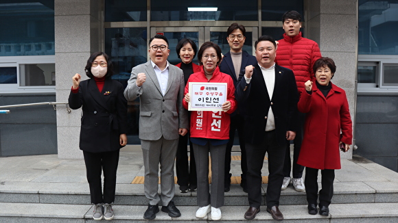 22일 이인선 의원이 지역구 시의원 구의원 등과 함께 필승을 결의하고 있다. [사진=이인선 의원실]