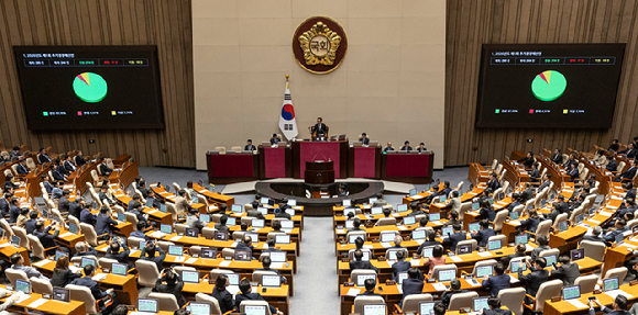 10일 국회에서 열린 본회의에서 정부가 제출한 '26.2조' 규모의 추가경정예산이 통과되고 있다. 2026.4.10 [사진=연합뉴스]