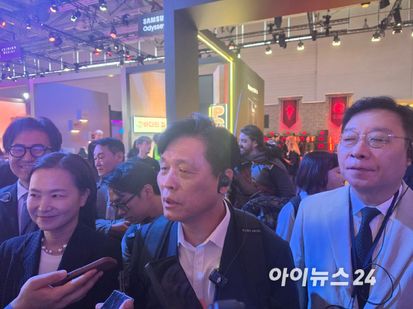 조승래 더불어민주당 의원(가운데)이 26일(현지시간) 열린 국제 게임 전시회 '게임스컴 2026' 현장에서 취재진의 질문에 답하고 있다. [사진=곽민구 기자]
