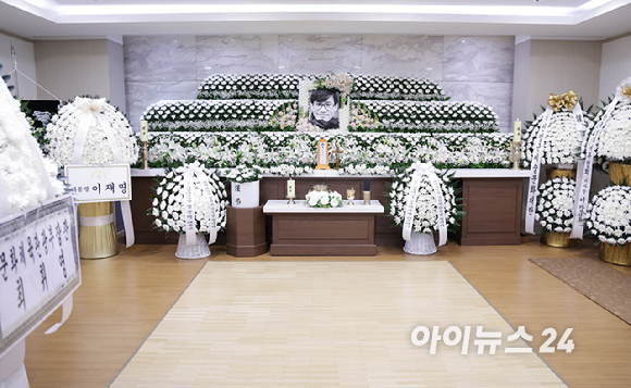 5일 별세한 '국민 배우' 고(故) 안성기의 빈소가 서울성모병원 장례식장에 마련됐다. 향년 74세. [사진=사진공동취재단]