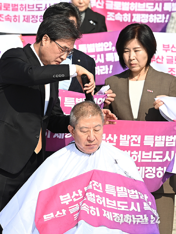 박형준 부산시장이 23일 서울 여의도 국회 본관 계단에서 부산 발전 특별법안, 부산 글로벌허브도시 특별법 조속 제정 촉구 삭발을 하고 있다. [사진=곽영래 기자]