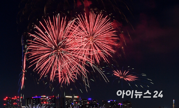 5일 밤 서울 여의도 한강공원에서 열린 '서울세계불꽃축제 2024' 에서 화려한 불꽃들이 밤 하늘을 수놓고 있다. [사진=곽영래 기자]