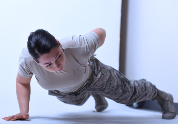 미국 육군이 전투 병과의 체력시험에서 남군과 여군에게 똑같은 체력 기준을 적용하기로 했다. 사진은 미군. [사진=U.S. Air Forces Central]
