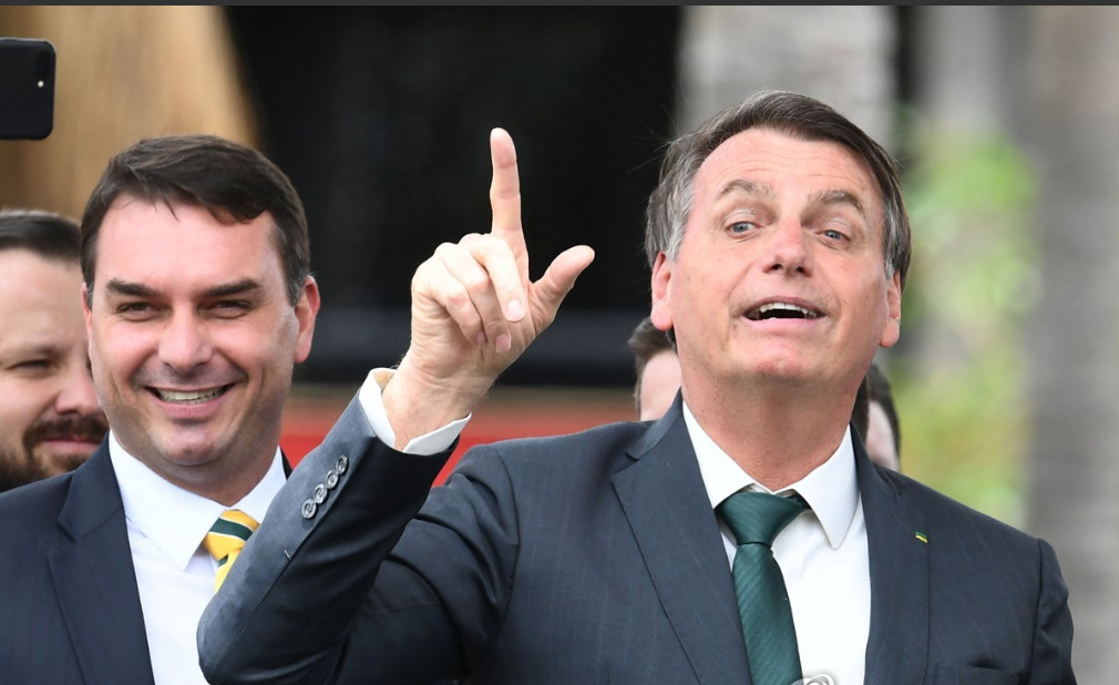 자이르 보우소나루 브라질 전 대통령(오른쪽)과 그의 장남 플라비우 보우소나루 상원의원. [사진=연합뉴스]