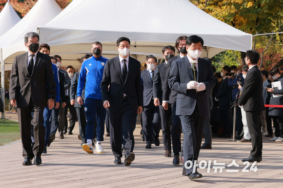 권오갑 현대중공업그룹 회장, 가삼현 현대중공업그룹 부회장, 정기선 HD현대(현대중공업그룹 지주사) 대표이사, 홍명보 울산 현대 감독을 비롯한 현대중공업그룹 임원진들이 31일 오전 서울광장 합동분향소를 찾아 이태원 참사 희생자들을 조문하고 있다.  [사진=김성진 기자]