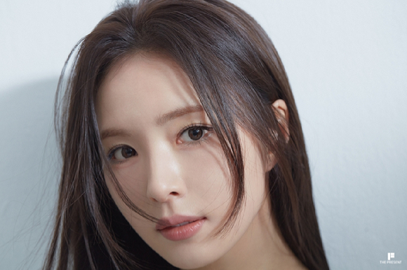 배우 신세경이 영화 '휴민트' 인터뷰에 앞서 포즈를 취하고 있다. [사진=더프레젠트컴퍼니]