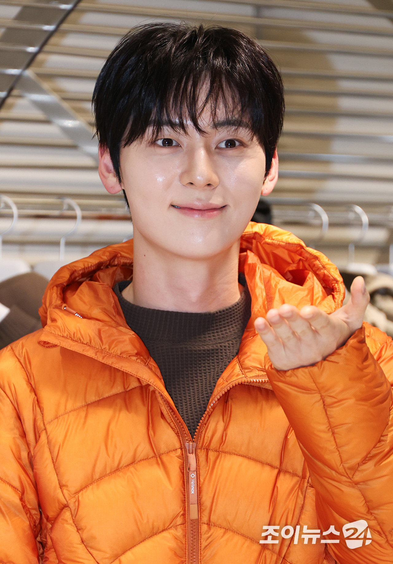 배우 황민현이 10일 오후 서울 강남구 신사동에서 진행된 헬리녹스 웨어 서울 플래그십 스토어 오픈 기념 포토콜에 참석해 포즈를 취하고 있다. [사진=문수지 기자]