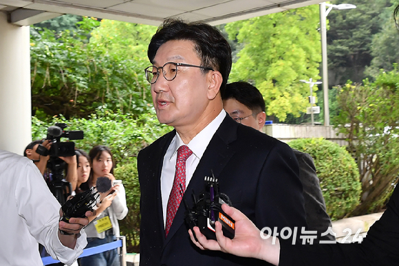 권성동 국민의힘 의원이 16일 서울 서초구 서울중앙지법으로 구속 전 피의자 심문(영장실질심사)을 받기 위해 이동하며 발언하고 있다. [사진=곽영래 기자]