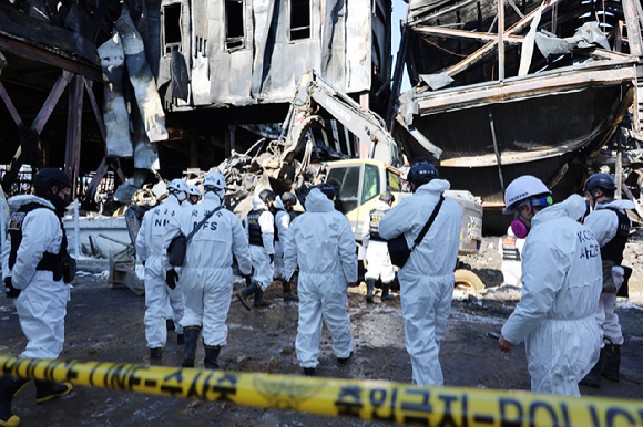 충북 음성군 맹동면의 한 생필품 제조 공장에서 불이 나 직원 2명이 실종된 가운데 소방당국이 지난달 31일 오전 인명 검색을 하고 있다. [사진=충북소방본부]