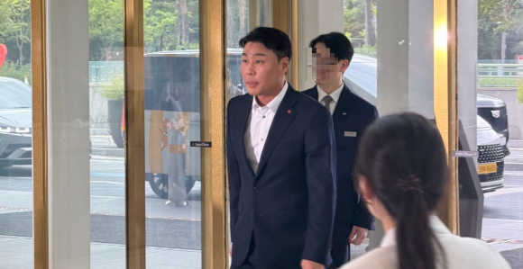 정현석 롯데백화점 대표가 15일 서울 송파구 롯데월드타워에서 열린 롯데 하반기 VCM 참석을 위해 입장하고 있다. [사진=VCM 공동취재단]