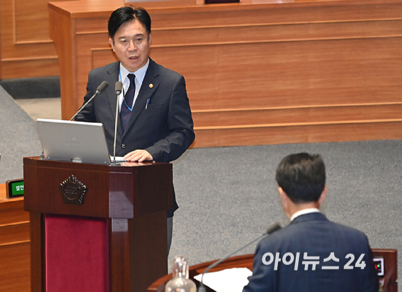 김영훈 고용노동부 장관이 18일 서울 여의도 국회에서 열린 본회의에서 교육&middot;사회&middot;문화에 관한 대정부질문에 답하고 있다. [사진=곽영래 기자]