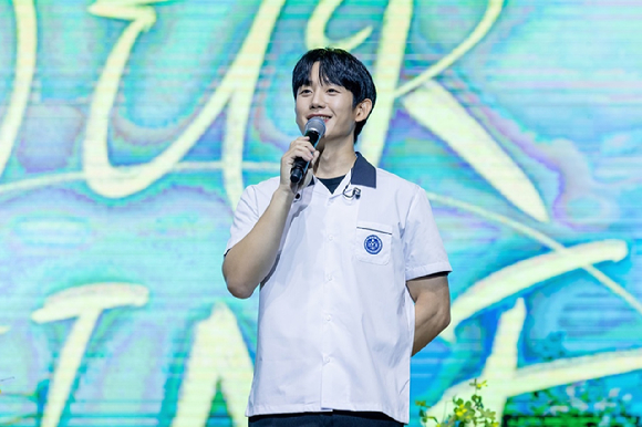 정해인이 지난 1일 서울 팬미팅에서 팬들을 만나고 있다. [사진=FNC엔터테인먼트]