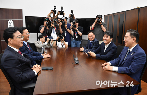 더불어민주당 김병기 당대표 직무대행 겸 원내대표와 국민의힘 송언석 원내대표가 18일 오후 서울 여의도 국회에서 회동을 하고 있다. [사진=곽영래 기자]