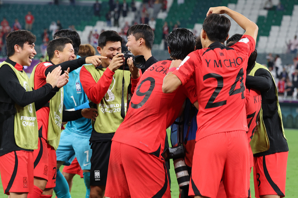 2일(현지시간) 카타르 알라이얀 에듀케이션 시티 스타디움에서 열린 2022 카타르 월드컵 H조 최종 3차전 대한민국과 포르투갈의 경기, 2대 1로 승리하며 16강 진출을 확정지은 대한민국 선수들이 기뻐하고 있다. [사진=뉴시스]