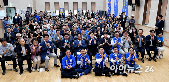 정원오 더불어민주당 서울시장 후보가 19일 오후 서울 용산구에서 열린 정원오 착착개발 공약 지지선언식에서 참석자들과 기념촬영을 하고 있다. [사진=곽영래 기자]