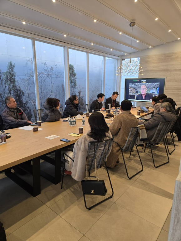 20일 대치동 '써밋 갤러리'에서 대우건설, 한남2 조합, 저드, 나우동인 관계자들이 회의를 진행하고 있다. [사진=대우건설]