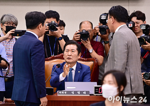 정청래 국회 법제사법위원장이 지난 16일 오후 국회 법사위 전체회의에서 '윤석열 대통령 탄핵 국민청원' 청문회 증인 추가 출석 요구의 건에 대한 토론 방식을 두고 국민의힘 간사인 유상범 의원(왼쪽), 더불어민주당 간사인 김승원 의원(오른쪽)과 대화하고 있다. [사진=곽영래 기자]