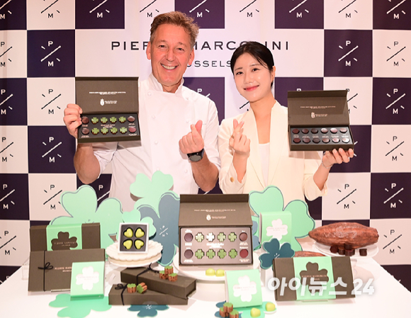 벨기에 초콜릿 브랜드 피에르 마르콜리니(Pierre Marcolini)가 수능을 앞둔 한국 수험생을 위한 시즌 한정 초콜릿 '그랑 클로버 셀렉션'을 출시한 가운데 16일 신세계백화점 강남점 스위트파크 내 피에르 마르콜리니 매장에서 브랜드 파운더 피에르 마르콜리니가 제품을 들고 포즈를 취하고 있다. [사진=정소희 기자]