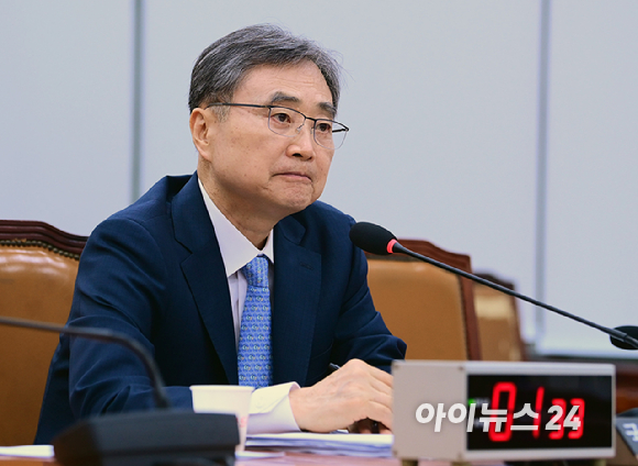 조현 외교부 장관 후보자가 17일 서울 여의도 국회 외교통일위원회에서 열린 인사청문회에서 의원 질의를 듣고 있다. [사진=정소희 기자]
