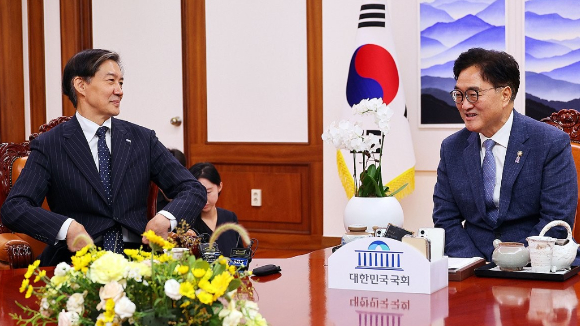자녀 입시 비리와 청와대 감찰 무마 등 혐의로 기소돼 징역 2년 형이 확정된 조국혁신당 조국 전 대표가 지난해 12월 16일 오전 경기도 의왕 서울구치소 앞에서 수감되기 전 지지자들을 향해 주먹을 쥐어보이고 있다. [사진=연합뉴스]