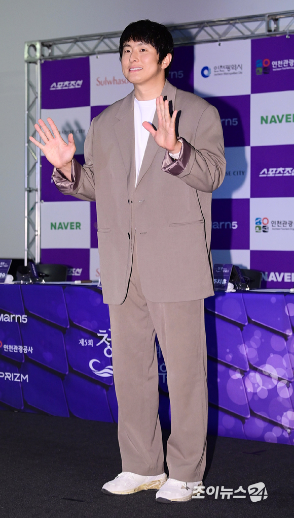방송인 기안84가 7일 서울 용산구 CGV 아이파크몰에서 진행된 '제5회 청룡 시리즈 어워즈' 핸드프린팅 행사에 참석하고 있다. [사진=정소희 기자]