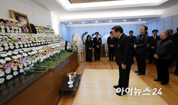손학규 전 바른미래당 대표가 27일 서울 종로구 서울대병원 장례식장에 마련된 고 이해찬 전 국무총리 빈소에서 조문을 하고 있다. [사진=사진공동취재단]