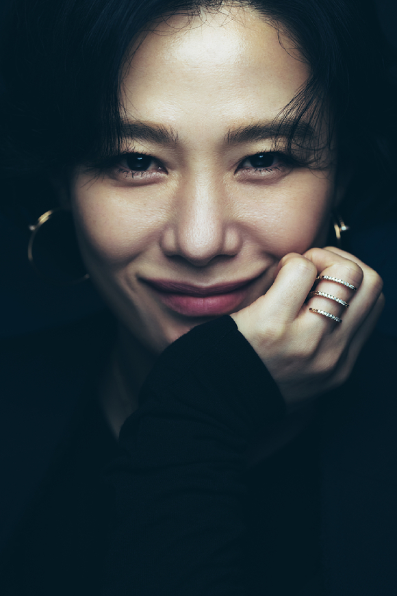 배우 김현주가 넷플릭스 '지옥' 인터뷰에 앞서 포즈를 취하고 있다. [사진=넷플릭스]