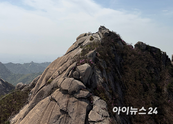 전국적으로 초여름 날씨를 보인 19일 휴일을 맞아 북한산 정상 백운대에 등산객들이 북적이고 있다. [사진=정소희 기자]
