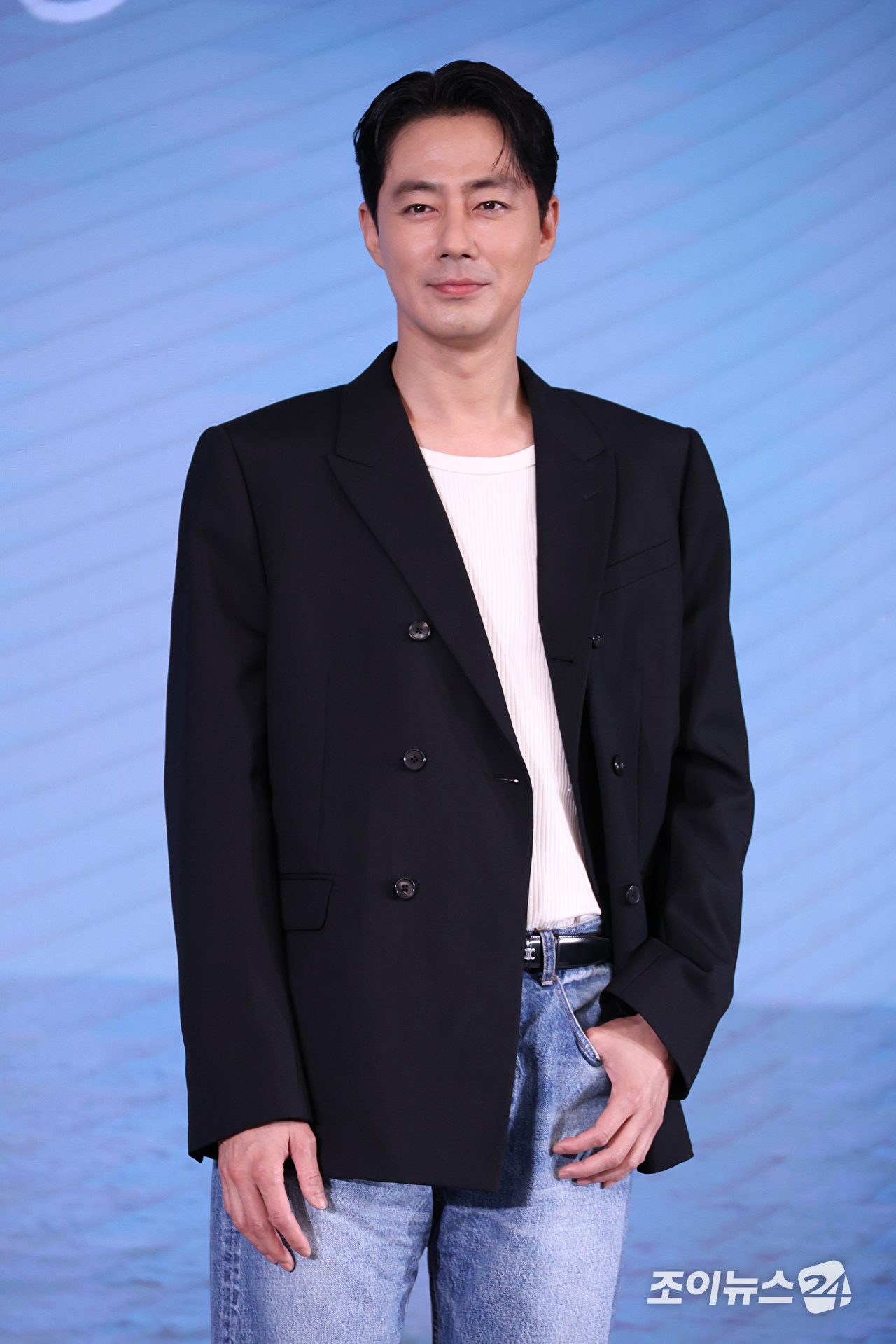 배우 조인성이 25일 오전 서울 마포구 호텔 나루 서울 엠갤러리에서 진행된 넷플릭스 영화 '가능한 사랑'(감독 이창동) 제작보고회에 참석해 포즈를 취하고 있다. [사진=문수지 기자]