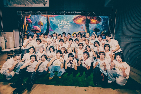 FNC엔터테인먼트 소속 아티스트들이 일본 요코하마 피아 아레나 MM에서 '2025 FNC KINGDOM 10TH ANNIVERSARY - AMAZING WONDERLAND -'(이하 'FNC 킹덤')를 개최하고 단체 사진 촬영을 하고 있다. [사진=FNC엔터테인먼트]