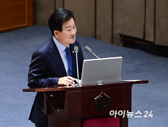 정동영 통일부 장관이 10일 서울 여의도 국회에서 열린 외교&middot;통일&middot;안보 분야 대정부질문에서 박선원 더불어민주당 의원의 질의에 답하고 있다. [사진=정소희 기자]