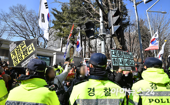 내란 우두머리 혐의로 기소된 윤석열 전 대통령의 1심 선고가 열리는 19일 서울중앙지법 일대에서 무죄 촉구 집회가 열리고 있다. [사진=곽영래 기자]