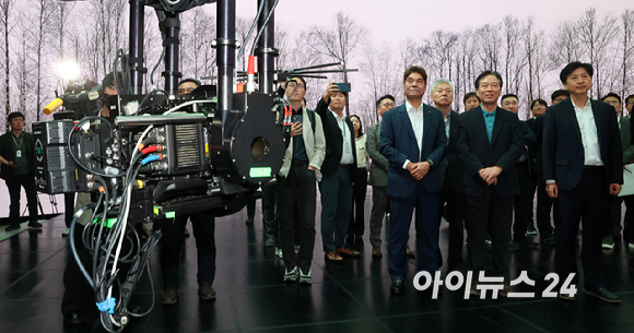 정태호 국정기획위원회 경제1분과장과 허민회 CJ 경영지원대표를 비롯한 위원들이 30일 경기 파주시 탄현면 CJ ENM 스튜디오를 찾아 VP Stage 시연을 하고 있다. [사진=사진공동취재단]