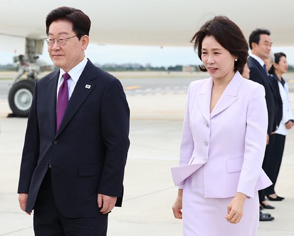 이재명 대통령과 김혜경 여사가 21일(현지시간) 미국 뉴욕 JFK 국제공항에 도착한 공군 1호기에서 내려 차량으로 이동하고 있다. 2026.9.22 [사진=연합뉴스]