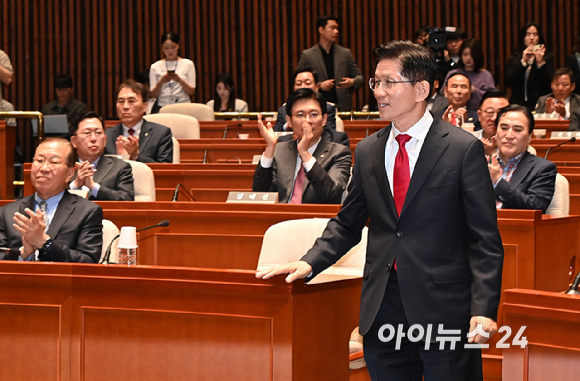 김문수 국민의힘 대선후보가 9일 서울 여의도 국회에서 열린 의원총회에서 인사말을 마친 뒤 자리에 착석하고 있다. [사진=곽영래 기자]
