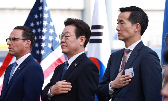 이재명 대통령과 김동관 한화그룹 부회장(왼쪽 세번째)이 26일(현지시간) 미국 필라델피아의 한화 필리조선소에서 열린 '스테이트 오브 메인'호 명명식에서 국기에 경례하고 있다. [사진=연합뉴스]