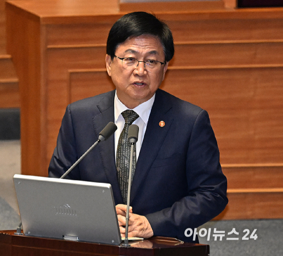 최교진 사회부총리 겸 교육부 장관이 18일 국회 본회의장에서 열린 교육&middot;사회&middot;문화 분야 대정부질문에서 질의에 답하고 있다. [사진=곽영래 기자]