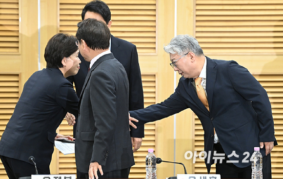 국민의힘 양향자 경기도지사 후보, 유정복 인천시장 후보, 오세훈 서울시장 후보와 개혁신당 조응천 경기도지사 후보, 김정철 서울시장 후보가 4일 오전 서울 여의도 국회 의원회관에서 '사법내란 저지를 위한 수도권 광역단체장 후보자 긴급 연석회의'에서 기념촬영을 하고 있다. [사진=곽영래 기자]