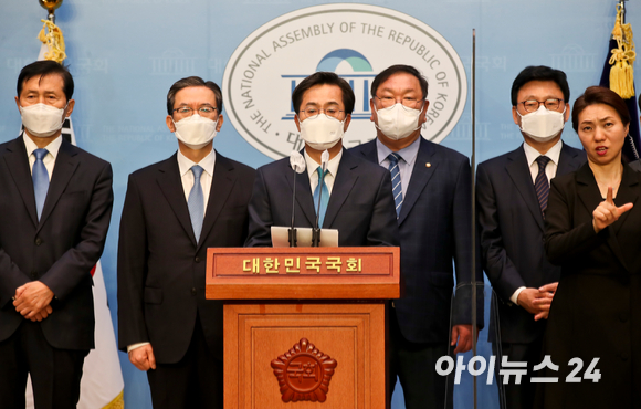 더불어민주당 김동연 경기지사 후보가 26일 오전 서울 여의도 국회에서 열린 정견 및 정책발표 기자회견에서 발언하고 있다. [사진=김성진 기자]