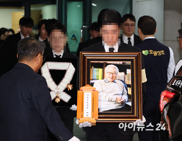 배우 고(故) 이순재의 영결식이 27일 서울 송파구 서울아산병원 장례식장에 엄수되고 있다. [사진=곽영래 기자]